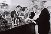 Senator Service in der First Class einer Boeing 707 der Lufthansa (um 1965).