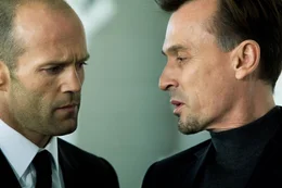Frank Martin (Jason Statham, l.) wird von Ex-Delta-Force Soldat Jonas Johnson (Robert Knepper) gezwungen, einen sehr speziellen Auftrag zu &uuml;bernehmen...