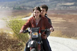 Irene (Carla Campra) bei einem waghalsigen Trip mit Felipe (Sergio Castellanos).