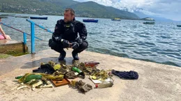 Taucher Nikola Paskali mit gesammeltem M&uuml;ll aus dem Ohridsee