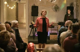 Gudrun (Corinna Harfouch, Mi.) k&ouml;nnte nicht gl&uuml;cklicher sein, als ihren 60. Geburtstag im alten Kinderheim zu feiern. Dort ist sie aufgewachsen.