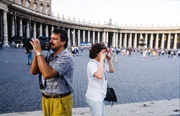 Wenn man schon mal in Italien ist, m&uuml;ssen auch Erinnerungsfotos gemacht werden: Udo (Wolfgang Stumph, l.) und Rita (Marie Gruber, r.) ...