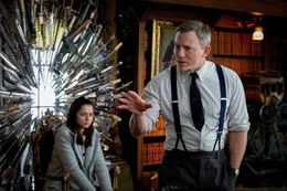 Marta Cabrera (Ana de Armas), Benoit Blanc (Daniel Craig)