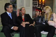 Mit seinem Auftreten schockiert Maik (Sebastian König, 2.v.r.) Barbaras (Anna Juliana Kletzmayr, r.) Eltern Arnold (Wolfgang Sieg, l.) und Verena Milton (Doris Sieg, 2.v.l.) ... Mit seinem Auftreten schockiert Maik (Sebastian König, 2.v.r.) Barbaras (Anna Juliana Kletzmayr, r.) Eltern Arnold (Wolfgang Sieg, l.) und Verena Milton (Doris Sieg, 2.v.l.) ...