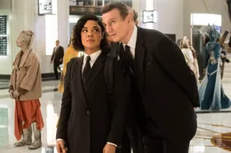 In der Londoner Zentrale der Men in Black lernt Neuzugang Agent M (Tessa Thompson) deren Chef Hight T (Liam Neeson) kennen.