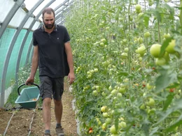 Landwirt Samuel Baudouin an seiner Bew&auml;sserungsanlage