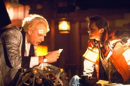 L-R: Doc Brown (Christopher Lloyd) und Marty (Michael J. Fox)