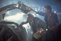L-R: Doc Brown (Christopher Lloyd) und Marty (Michael J. Fox)