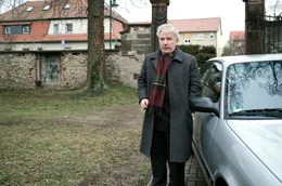 Jens (J&ouml;rg Sch&uuml;ttauf), der B&uuml;rgermeister des St&auml;dtchens, will das alte Kinderheim an einen Investor verkaufen. Wie er Gudrun von dieser Idee &uuml;berzeugen kann, das wei&szlig; er jedoch nicht.
