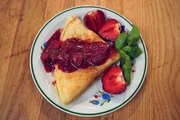 Zum Fr&uuml;hst&uuml;ck gibt es bei Familie Ptach Pfannkuchen mit einer scharfen Erdbeerf&uuml;llung.