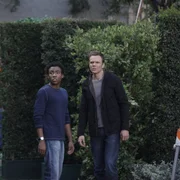 Nachdem Jeff (Joel McHale, r.) und Troy (Donald Glover, l.) herausfinden, dass der Hausmeister ein geheimes Trampolin auf dem College-Gel&auml;nde versteckt h&auml;lt, entdecken sie eine neue M&ouml;glichkeit, sich zu entspannen ...