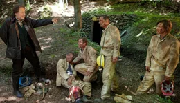 Minenbesitzer Ferdinand T&uuml;rnitz (G&ouml;tz George, li.) h&auml;lt seinem verletzten Bergbau-Mitarbeiter (Matthias Schendel, 2. v. li.), Bartels (Sven Kramer), Herder (Joachim Nimitz) und Kalle (Alexander Brecht) eine Standpauke: Die gesperrten Stollen im Hohberg sind tabu!