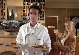 Restaurantbesitzer Frank Drannemann (Heio von Stetten) hat f&uuml;r seine neue Gesch&auml;ftspartnerin Marlene Renner (Tina Ruland) etwas besonders leckeres gekocht. Doch Marlene begeht ohne es zu wissen einen schlimmen Fauxpas.