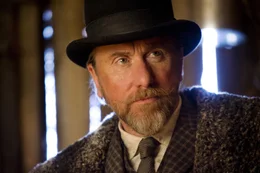 Oswaldo Mobray (Tim Roth) wei&szlig;, wie er seine Gegenspieler &uuml;berlisten kann.