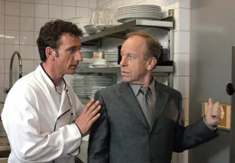 Frank (Heio von Stetten, links) und sein Schwiegervater Georg (R&uuml;diger Vogler) f&uuml;hren gemeinsam ein Feinschmecker-Restaurant.