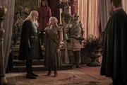 König Viserys I. Targaryen (Paddy Considine, l.); Rhaenyra Targaryen (Milly Alcock, r.) König Viserys I. Targaryen (Paddy Considine, l.); Rhaenyra Targaryen (Milly Alcock, r.)