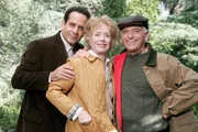 Monk "Mr. Monk als Butler?" Im Bild: Tony Shalhoub (Adrian Monk), Holland Taylor (Peggy Davenport), Michael Cavanaugh (Bobby Davenport).