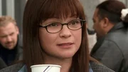 Der neu geschaffene Engel Gloria (Valerie Bertinelli) trinkt zum ersten Mal Kaffee.