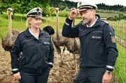 Ermittlungen auf der Straußenfarm: Nele (Floriane Daniel, links) und Andreas Rambach (Ole Puppe). Ermittlungen auf der Straußenfarm: Nele (Floriane Daniel, links) und Andreas Rambach (Ole Puppe).