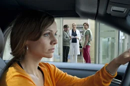 Kerstin (Nadja Becker) kann es nicht fassen: Nach einem einmaligen Ausrutscher ist sie nun ungewollt schwanger! Doch das gr&ouml;&szlig;te Problem ist die Frage, wer denn nun der Vater des Kindes sein k&ouml;nnte ...