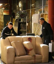 Eine Spur im r&auml;tselhaften Todesfall eines Teenagers f&uuml;hrt die CSI-Ermittler Nick Stokes (George Eads, li.) und Dr. Raymond Langston (Laurence Fishburne) in die Asservatenkammer der Polizei.