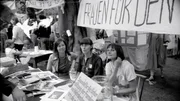 Frauenbewegung in der DDR mit der Bürgerrechtlerin Katja Havemann (in der Mitte). Frauenbewegung in der DDR mit der Bürgerrechtlerin Katja Havemann (in der Mitte).