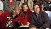 Tess (Della Reese, vorne l.) und Andrew (John Dye, r.) beobachten gespannt das Hockeyspiel und versuchen, den Talentsucher von Harvard auf Jeff aufmerksam zu machen. Tess (Della Reese, vorne l.) und Andrew (John Dye, r.) beobachten gespannt das Hockeyspiel und versuchen, den Talentsucher von Harvard auf Jeff aufmerksam zu machen.
