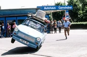 Udo Struutz (Wolfgang Stumph, r.) aus Bitterfeld macht sich im ersten Sommer nach dem Mauerfall mit Frau und Tochter auf nach Neapel. Auf dem Weg dorthin kommt es zu einigen Zwischenf&auml;llen ...