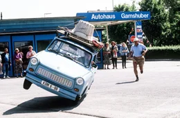 Udo Struutz (Wolfgang Stumph, r.) aus Bitterfeld macht sich im ersten Sommer nach dem Mauerfall mit Frau und Tochter auf nach Neapel. Auf dem Weg dorthin kommt es zu einigen Zwischenf&auml;llen ...