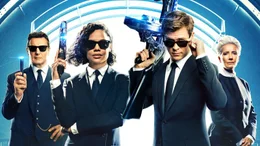 v.li.: Agent High T (Liam Neeson), Agent M (Tessa Thompson), Agent H (Chris Hemsworth), Agent O (Emma Thompson).