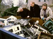 Stadtstreicher Erich (Ernst Georg Schwill, rechts) hat eine Leiche entdeckt. Während der Kriminaltechniker Walter (Walter Nickel, links) die Haltung des Armes analysiert, hat Kain (Bern Michael Lade) den Fall bereits gelöst.