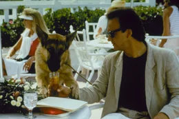 Dooley (James Belushi) versucht, Jerry Lee Manieren bei zu bringen.