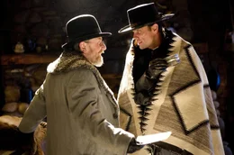 Oswaldo "Der kleine Mann" Mobray (Tim Roth, l.) und Sheriff Chris Mannix (Walton Goggins) f&uuml;hren etwas im Schilde.