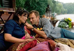 Lilly (Christine Neubauer) ist ganz hingerissen von der romantischen Ader ihres neuen Freundes Ulli (Bernhard Bettermann).