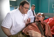 Nach seinem Sturz wird Alfred Grammel (Herbert Köfer, re.) in die Klinik eingeliefert. Schnell zeigt sich dort sein misstrauisches Wesen als er gegenüber Pfleger Hans-Peter Brenner (Michael Trischan, li.) seinen Verdacht äußert, seine Nachbarn hätten versucht ihn umzubringen. Auch Chefarzt Dr. Heilmann (Thomas Rühmann, Mitte) steht der alte Mann skeptisch gegenüber.