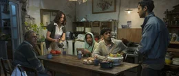 Marquerite (Charlotte Le Bon) k&uuml;mmert sich um die Neuank&ouml;mmlinge: Papa Kadam (Om Puri, li.), Sohn Hassan (Manish Dayal) und die Geschwister Mansur (Amit Shah, 2. v. re.) und Mahira (Farzana Dua Elahe, 2. v. li.).