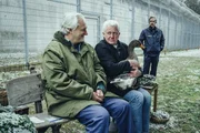 Der stumme Insasse Andro Zoric (Emilio de Marchi, li.) und Kriminalhauptkommissar Ivo Batic (Miroslav Nemec, mi.) verstehen sich gut, während JVA Beamter Stefan Claussen (Felix Hellmann, re.) aufpasst.