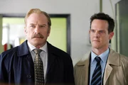 Monk "Mr. Monk findet einen besten Freund". Im Bild (v.li.): Ted Levine (Capt. Leland Stottlemeyer), Jason Gray-Stanford (Lt. Randall Disher).