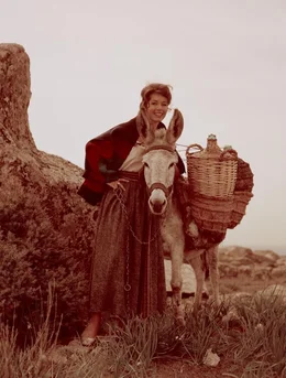 Die sch&ouml;ne Marisol (Marianne Koch) ist auf der Flucht vor dem gewaltt&auml;tigen Bandenf&uuml;hrer Ramon Rocco.