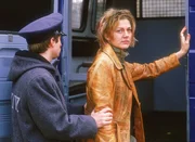 Peggy (Nina Bott, re.) ist von Mareike ans Messer geliefert worden und wird nach Preekow verlegt.