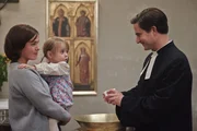 Anna Erler (Henriette Confurius) l&auml;sst ihre Tochter Charlotte (Sofie Kaskov&aacute;) gegen alle Parteir&auml;son von Pastor Herder (Clemens Schick) taufen.