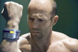 Um sicherzustellen, dass Frank Martin (Jason Statham) seinen Auftrag erf&uuml;llt, wird ihm ein elektronisches Armband angelegt. Dieses explodiert, sollte Frank sich weiter als ca. 20 Meter von seinem Auto entfernen...