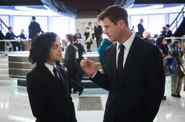 Agent M (Tessa Thompson) ist nicht immer &uuml;berzeugt von den Methoden ihres Partners, Agent H (Chris Hemsworth).