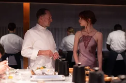 l-r: Chef Slowik (Ralph Fiennes), Margot (Anya Taylor-Joy)