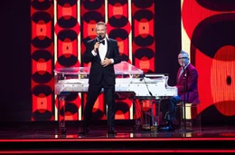 Von links: Moderator Sasha mit G&ouml;tz Alsmann (Musiker, S&auml;nger und Moderator) am Klavier.