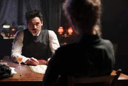 Weil Marie Curie (Rosamund Pike, re.) nach dem Tod ihres Mannes eine Beziehung mit dem verheirateten Physiker Paul Langevin (Aneurin Barnard, li.) beginnt, wird sie von verschieden Zeitschriften mit einer Schmutzkampagne &uuml;berzogen.; MDR FERNSEHEN MARIE CURIE - ELEMENTE DES LEBENS, am Montag (28.10.24) um 23:10 Uhr. Weil Marie Curie (Rosamund Pike, re.) nach dem Tod ihres Mannes eine Beziehung mit dem verheirateten Physiker Paul Langevin (Aneurin Barnard, li.) beginnt, wird sie von verschieden Zeitschriften mit einer Schmutzkampagne &uuml;berzogen. &copy; MDR/STUDIOCANAL, honorarfrei - Verwendung gem&auml;&szlig; der AGB im engen inhaltlichen, redaktionellen Zusammenhang mit genannter MDR-Sendung bei Nennung "Bild: MDR/STUDIOCANAL" (S2+). MDR/HA Kommunikation, 04360 Leipzig, Tel: (0341) 300 6477 oder - 6463