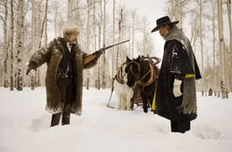 (v.li.): Kurt Russell (John 'Der Henker' Ruth), Samuel L. Jackson (Major Marquis Warren)