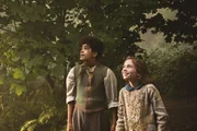Amir Wilson (Dickon), Dixie Egerickx (Mary Lennox).