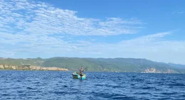 Der albanische Fischer Toni Bllazhde beim Fang einer begehrten Delikatesse der Ohrid-Forelle