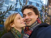 Während des 20-jährigen Komas ihres Mannes Ralf kommt Julia Gerlach (Julia Jäger) dessen Bruder Sönke Gerlach (Raphael Vogt) näher. Die beiden sind ein Paar und wollen heiraten - da wacht Ralf aus dem Koma auf. Während des 20-jährigen Komas ihres Mannes Ralf kommt Julia Gerlach (Julia Jäger) dessen Bruder Sönke Gerlach (Raphael Vogt) näher. Die beiden sind ein Paar und wollen heiraten - da wacht Ralf aus dem Koma auf.